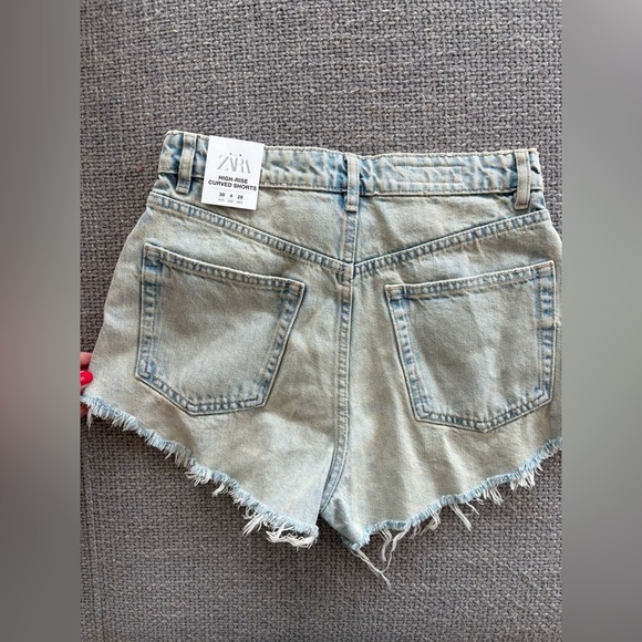 Brand new Zara High-Rise Curved Denim Shorts – Size US 4 / EUR 36 - Picture 5 of 9